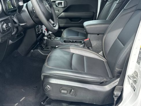 Used 2025 Jeep Gladiator Sport AWD/4WD image 9