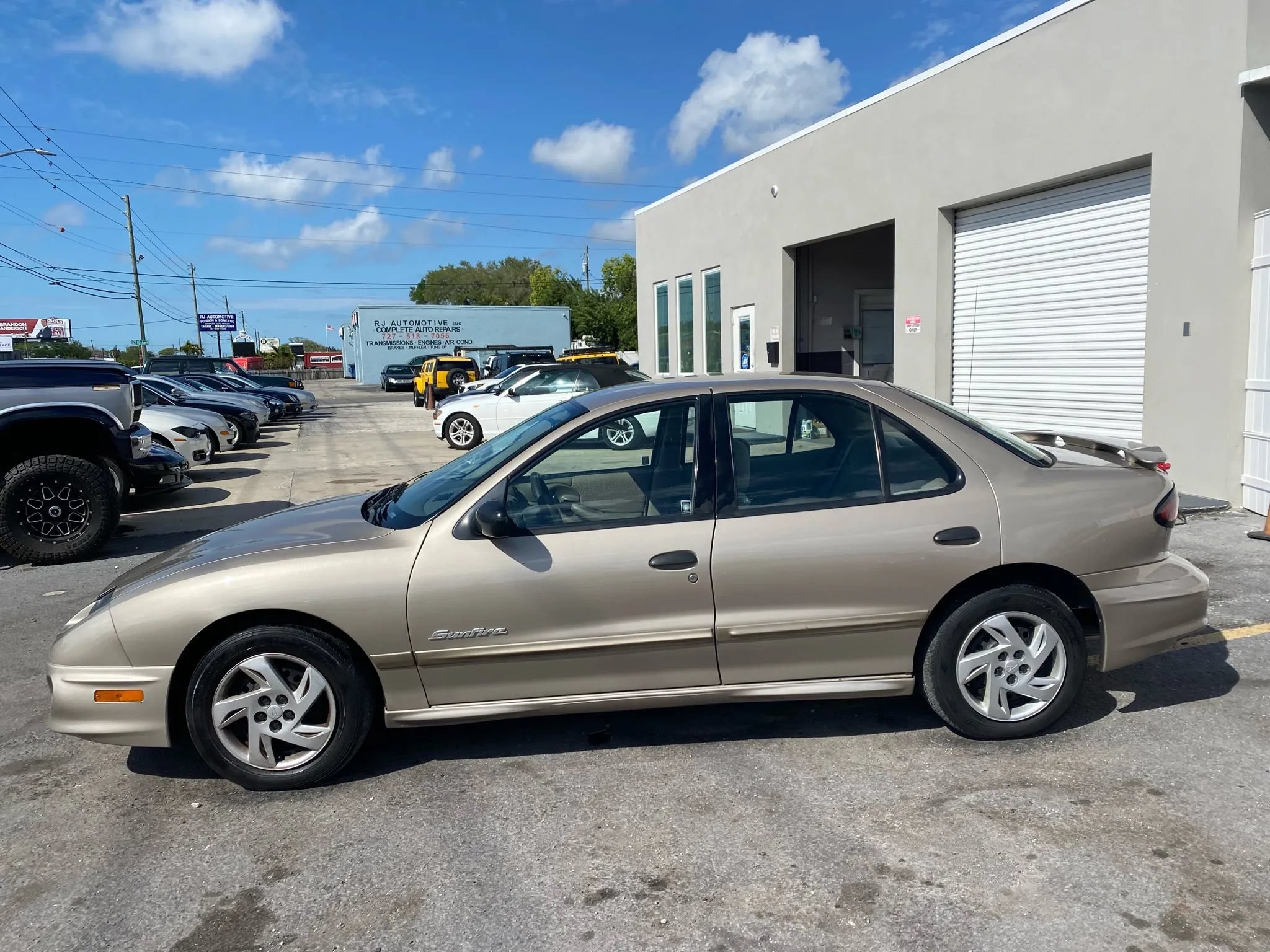 Used 2002 Pontiac Sunfire SE FWD image 2