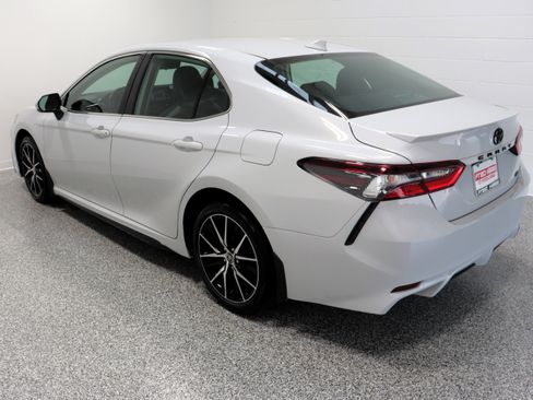 Used 2023 Toyota Camry SE image 9