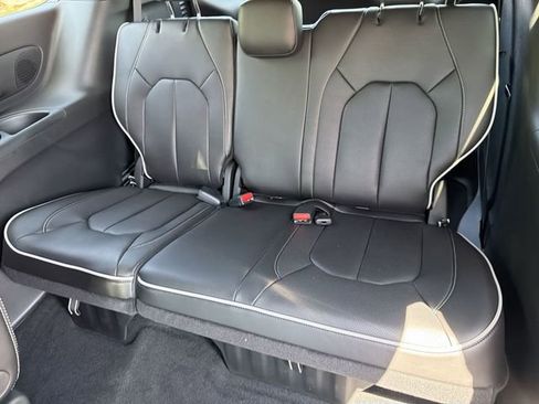 New 2026 Chrysler Pacifica Limited FWD image 17