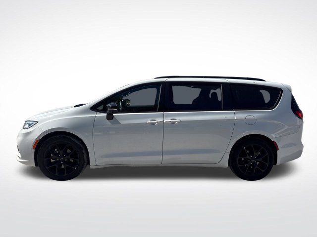 Used 2025 Chrysler Pacifica Limited FWD image 2