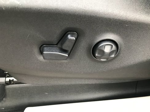 Used 2018 Chrysler Pacifica Touring-L image 15