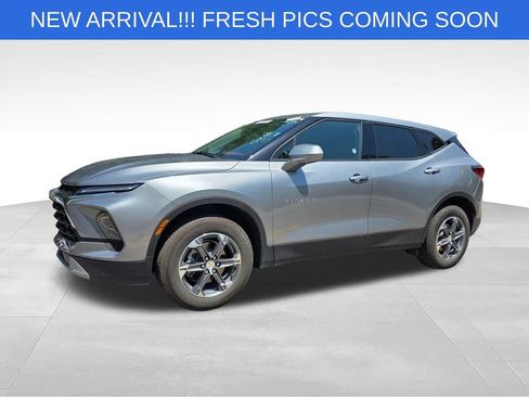 Used 2025 Chevrolet Blazer LT FWD image 2