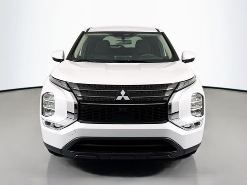 Used 2023 Mitsubishi Outlander ES FWD image 2