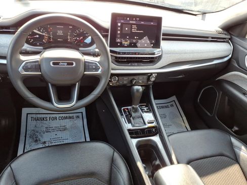 Used 2024 Jeep Compass Latitude image 10