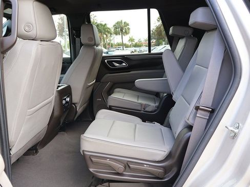 Used 2024 GMC Yukon SLT w/ SLT Luxury Package RWD image 36