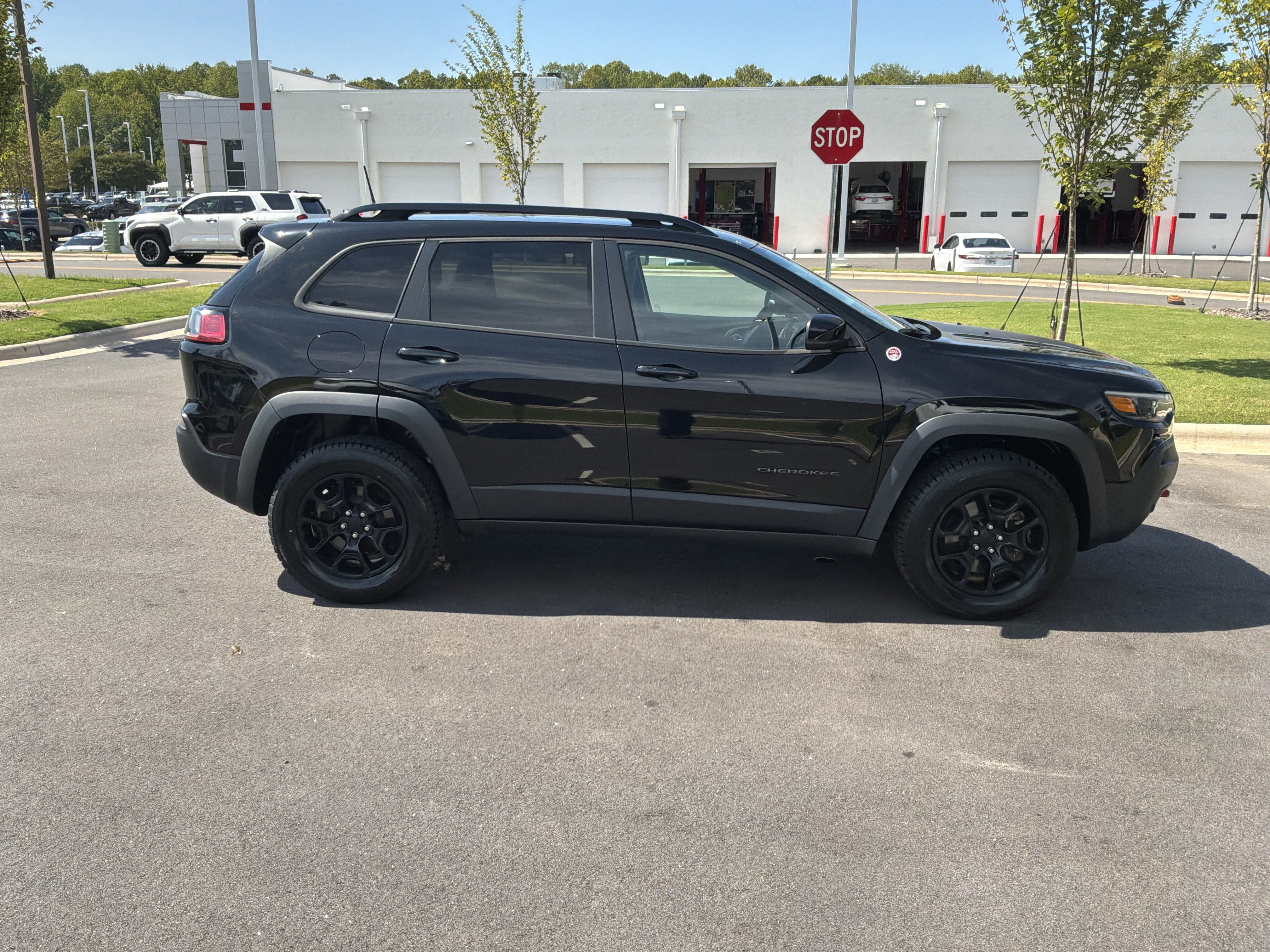Used 2022 Jeep Cherokee Trailhawk w/ Premium Leather Package AWD/4WD image 11