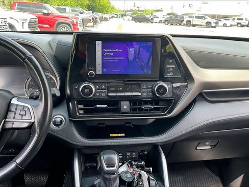 Used 2023 Toyota Highlander XLE image 7
