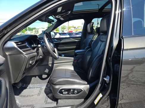 Used 2023 Jeep Grand Cherokee Overland w/ Adv Protech Group III AWD/4WD image 18