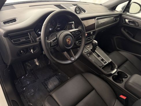 Certified 2025 Porsche Macan image 4