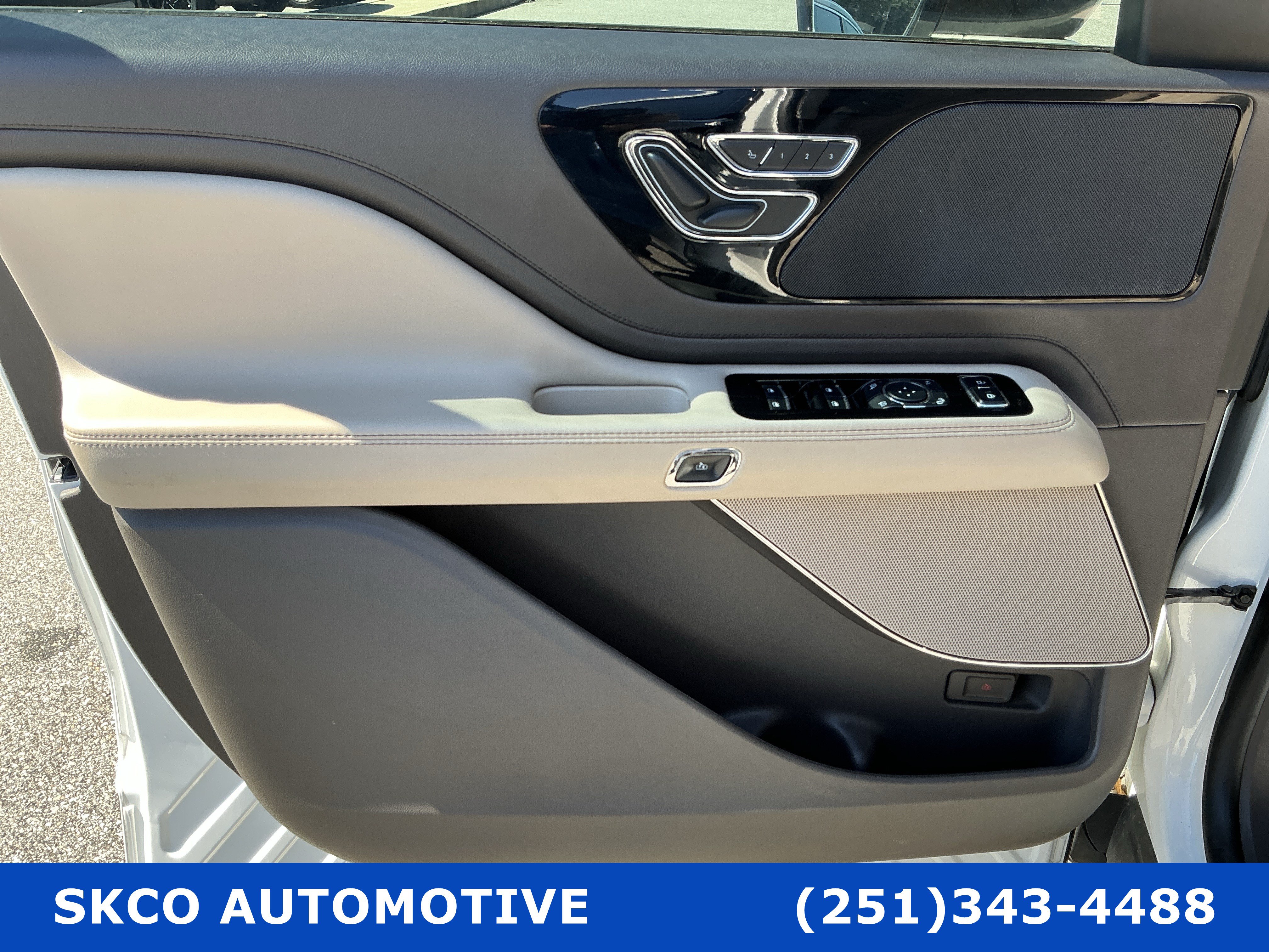 Used 2023 Lincoln Aviator 2WD w/ Premium Package image 12