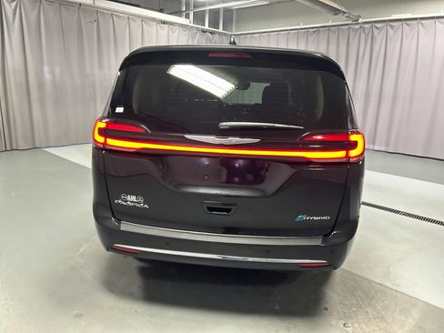 Used 2023 Chrysler Pacifica Touring-L image 6