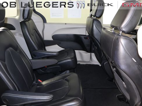 Used 2023 Chrysler Pacifica Touring-L FWD image 13
