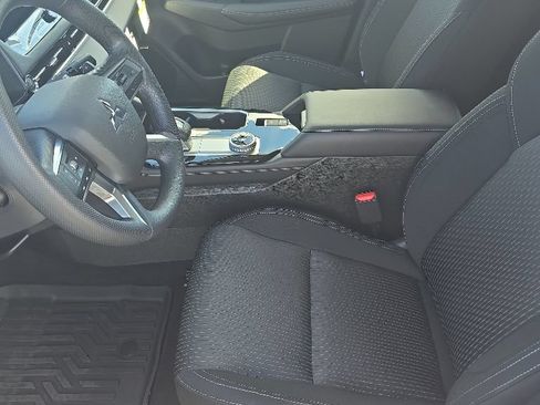 New 2026 Mitsubishi Outlander ES FWD image 9