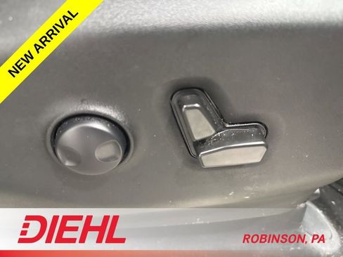 Used 2023 Chrysler Pacifica Limited w/ Uconnect Theater Family Group image 15