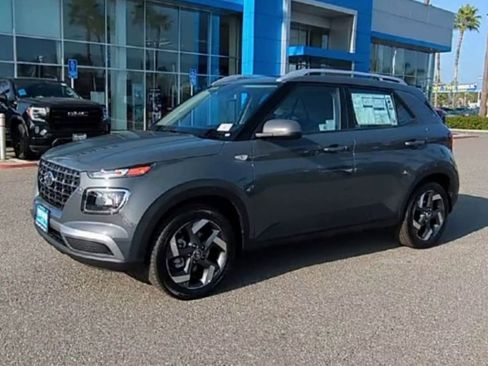 Used 2025 Hyundai Venue SEL image 4