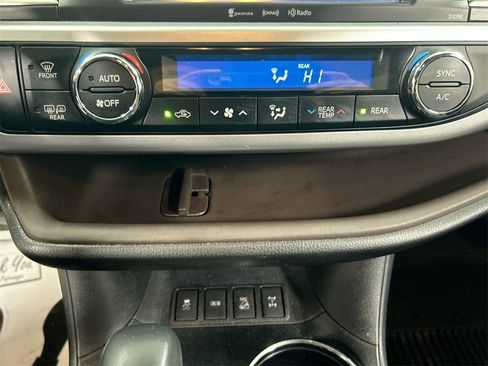 Used 2019 Toyota Highlander SE image 16