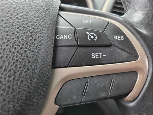 Used 2015 Jeep Cherokee Latitude w/ Comfort/Convenience Group FWD image 27
