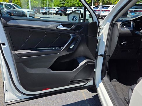 Certified 2023 Volkswagen Tiguan SE w/ Panoramic Sunroof Package FWD image 19