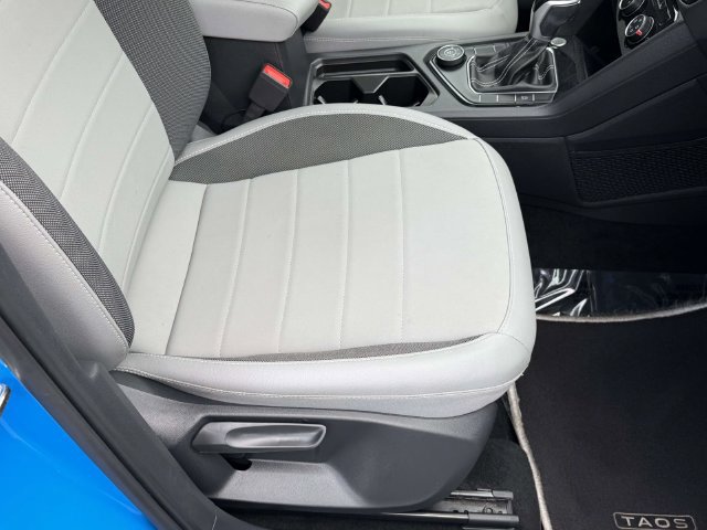 Used 2023 Volkswagen Taos SE w/ Panoramic Sunroof Package AWD/4WD image 9