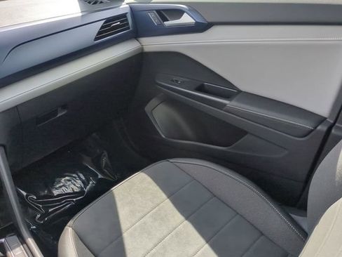 Certified 2024 Volkswagen Taos SE image 15