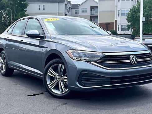 Used 2024 Volkswagen Jetta SE FWD image 2