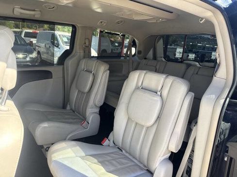 Used 2015 Chrysler Town & Country Touring w/ Driver Convenience Group FWD image 11