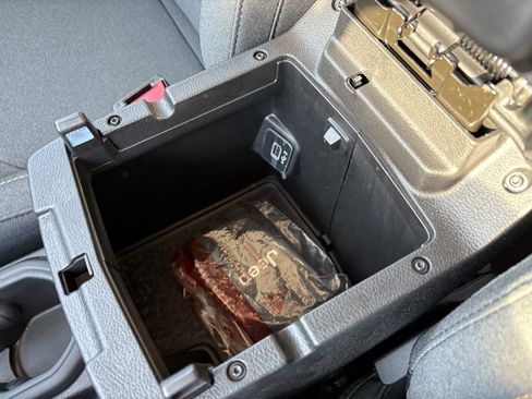 Used 2025 Jeep Wrangler Sport image 42