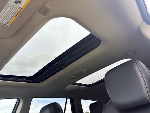 Used 2017 Buick Enclave Premium w/ Experience Buick Package AWD/4WD image 33