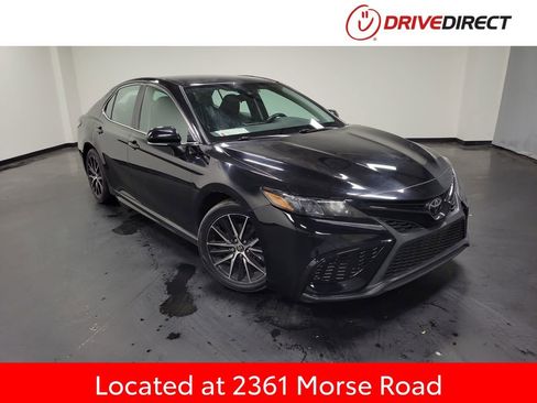 Used 2022 Toyota Camry SE FWD image 1