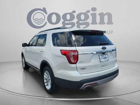 Used 2017 Ford Explorer XLT FWD image 2