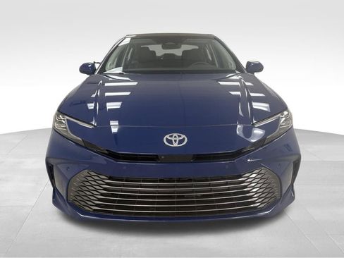 Used 2025 Toyota Camry XLE w/ Premium Plus Package image 4