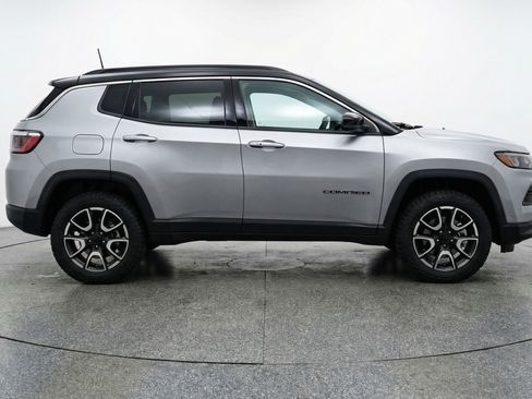 Used 2025 Jeep Compass Trailhawk AWD/4WD image 11