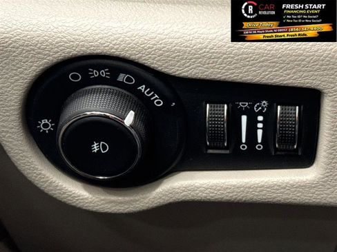 Used 2024 Chrysler Pacifica Limited FWD image 61