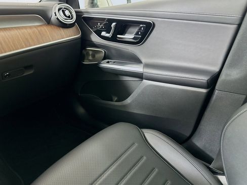 Used 2025 Mercedes-Benz GLC 300 4MATIC image 26