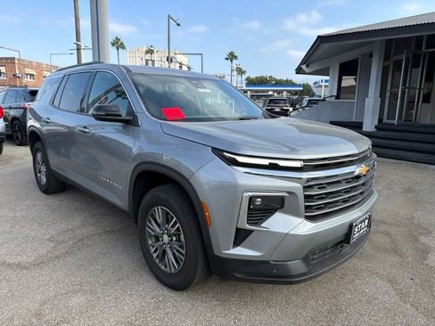 Used 2026 Chevrolet Traverse LT FWD image 1