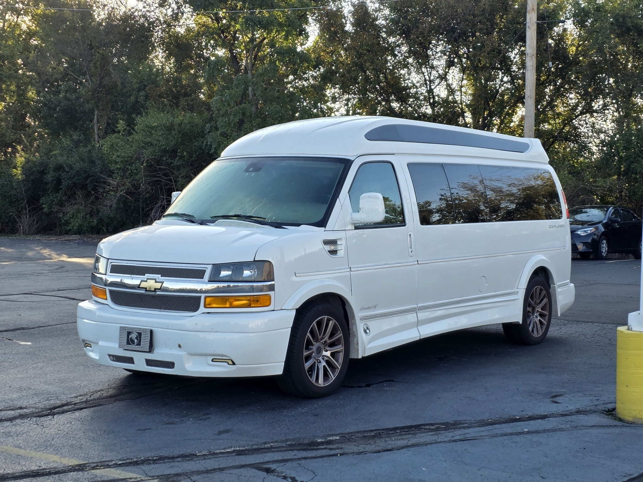 Used 2020 Chevrolet Express 2500 Extended w/ Enhanced Convenience Package RWD image 3