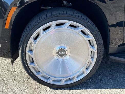 Used 2025 Cadillac Escalade Premium Luxury AWD/4WD image 10
