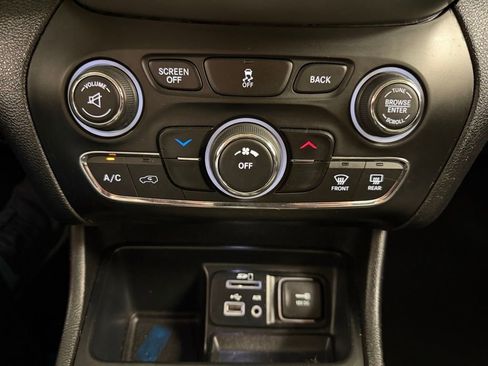 Used 2014 Jeep Cherokee Latitude FWD image 26