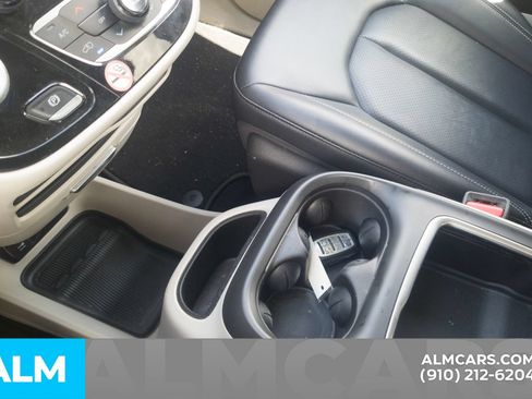 Used 2024 Chrysler Pacifica Touring-L FWD image 9