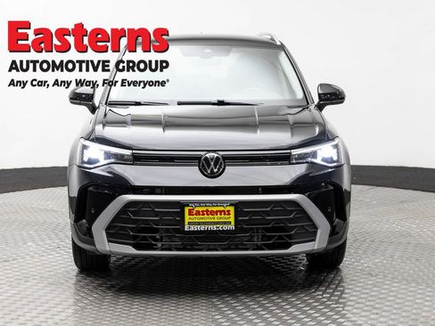 Used 2025 Volkswagen Taos SE FWD image 2