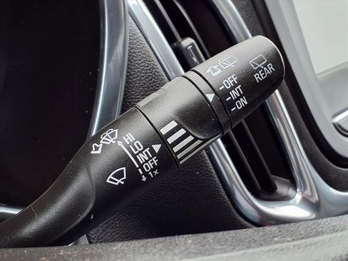 Used 2018 Chevrolet Equinox LT image 18