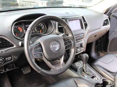 Used 2019 Jeep Cherokee Latitude Plus w/ Comfort/Convenience Group FWD image 15
