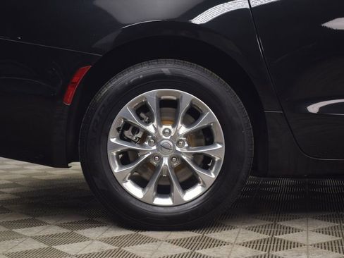 Used 2023 Chrysler Pacifica Touring-L image 33