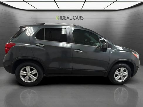 Used 2017 Chevrolet Trax LT w/ Sun & Sound Package FWD image 4