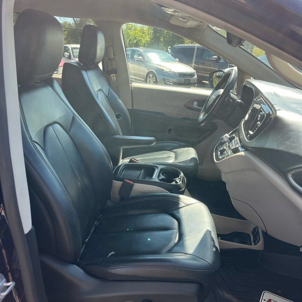 Used 2018 Chrysler Pacifica Touring-L w/ Premium Audio Group FWD image 6