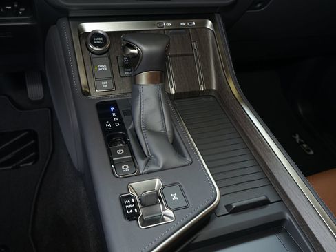 Used 2026 Lexus GX 550 w/ Accessory Package (31) AWD/4WD image 12