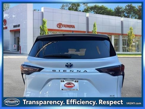 Certified 2024 Toyota Sienna XLE image 5