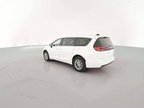 New 2026 Chrysler Pacifica Limited image 8
