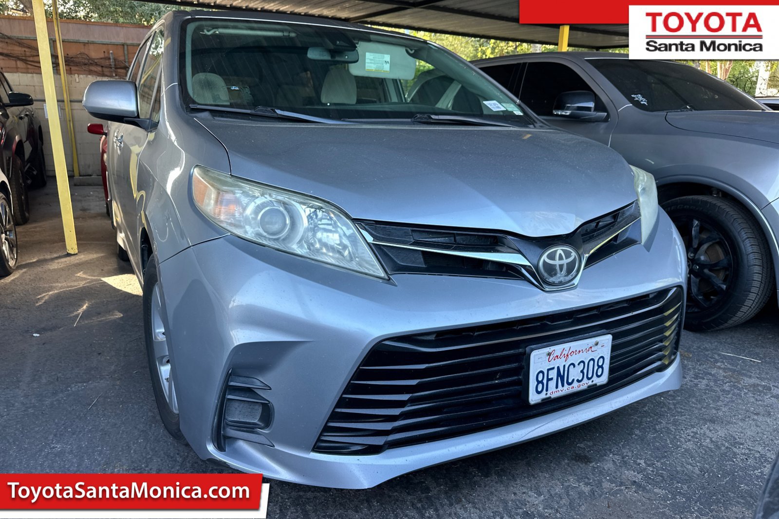 Used 2018 Toyota Sienna LE w/ Carpet Mat Package FWD image 1